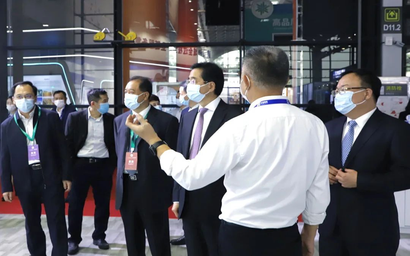 自治區(qū)人大常委會副主任張曉欽、自治區(qū)住房城鄉(xiāng)建設廳廳長唐標文一行蒞臨中信恒泰展位參觀指導